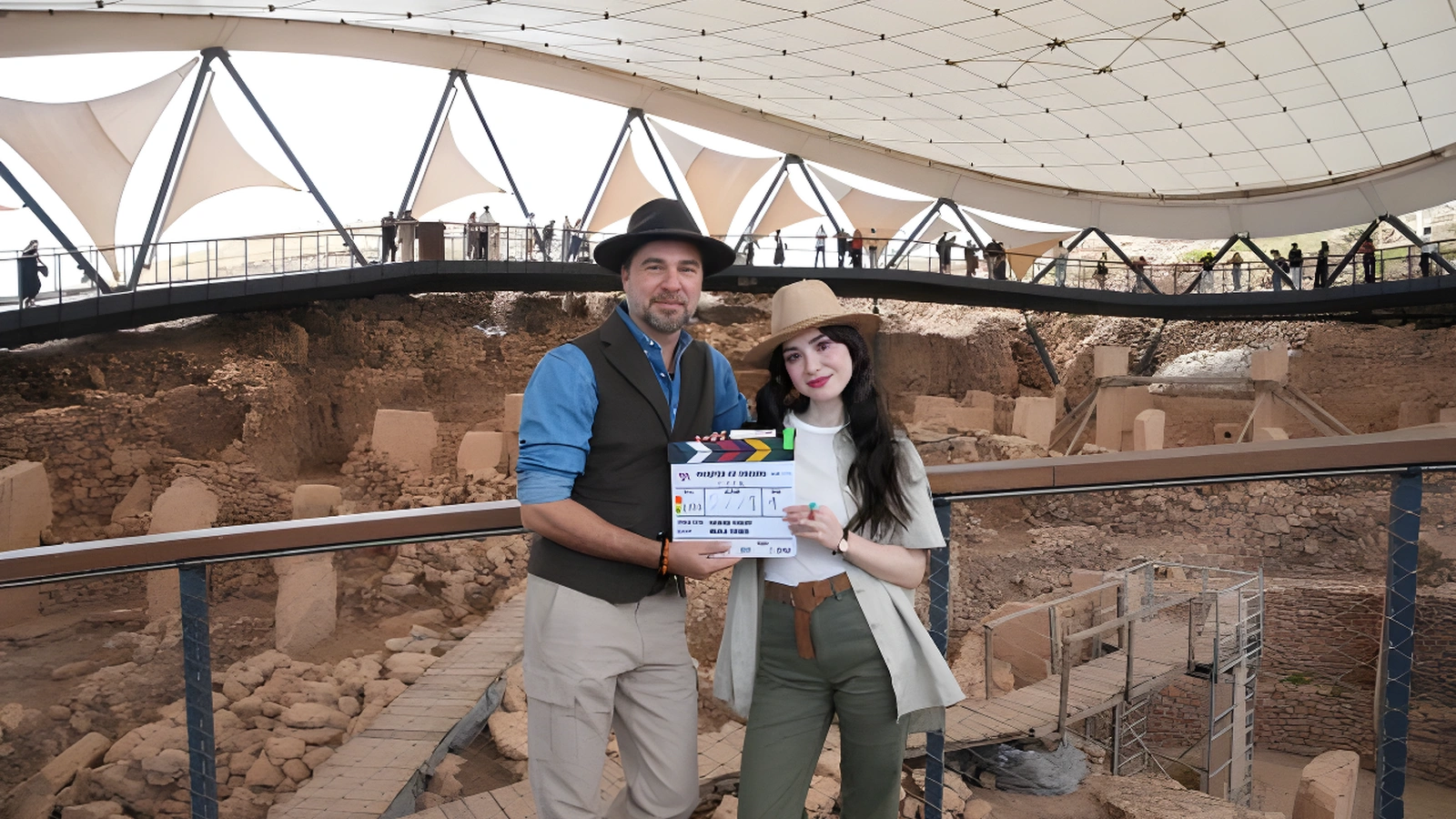 Hande Erçel Cannes'a Gidiyor, Ajansından Ayrıldı