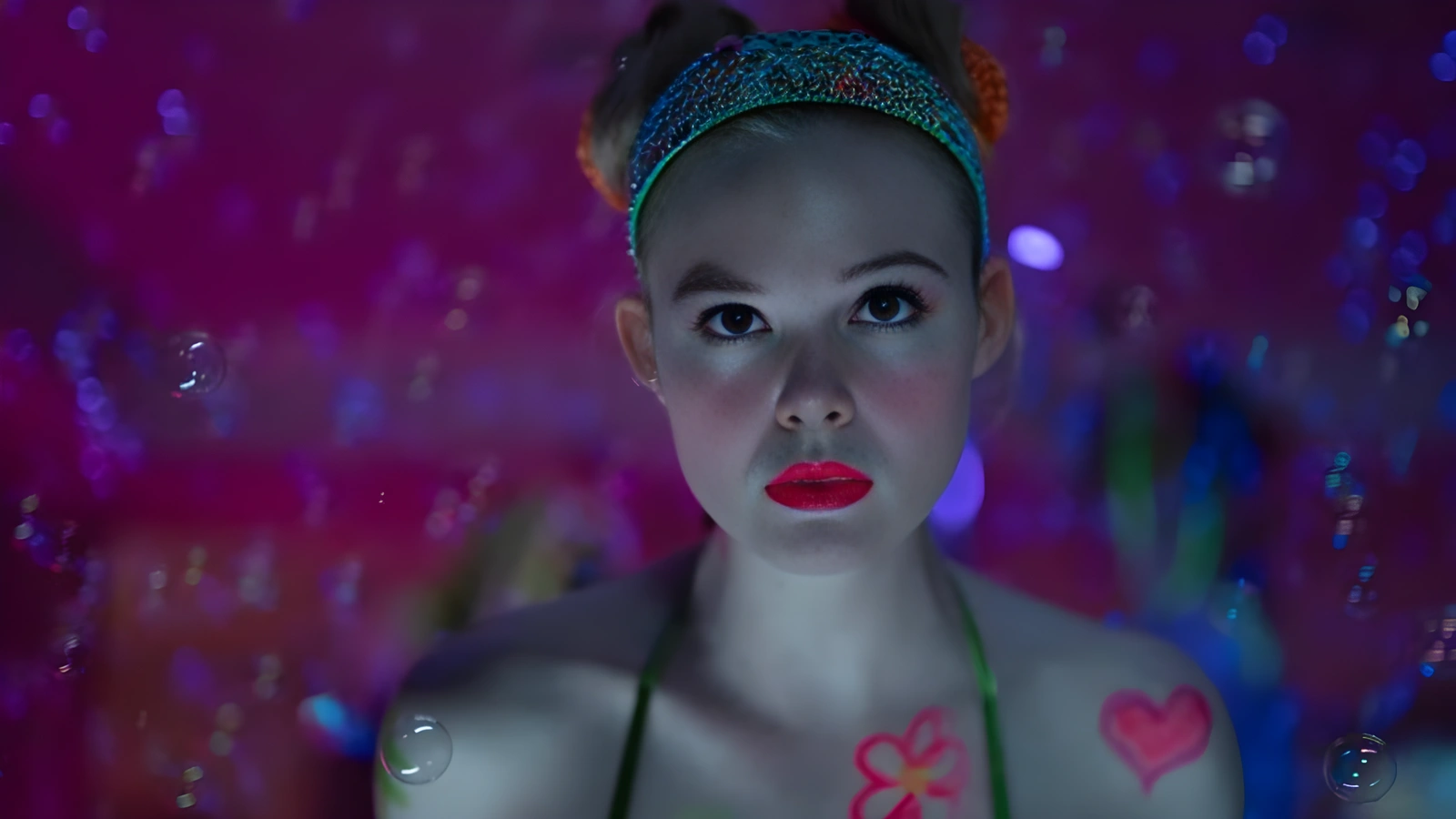 Margo's Got Money Troubles dizisinin Elle Fanning'in canlandırdığı Margo Millet karakteri ve ailesi