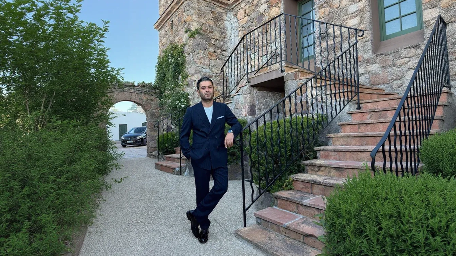 Ozan Akbaba Cannes Türkiye Invites You resepsiyonunda şık takım elbisesiyle poz veriyor
