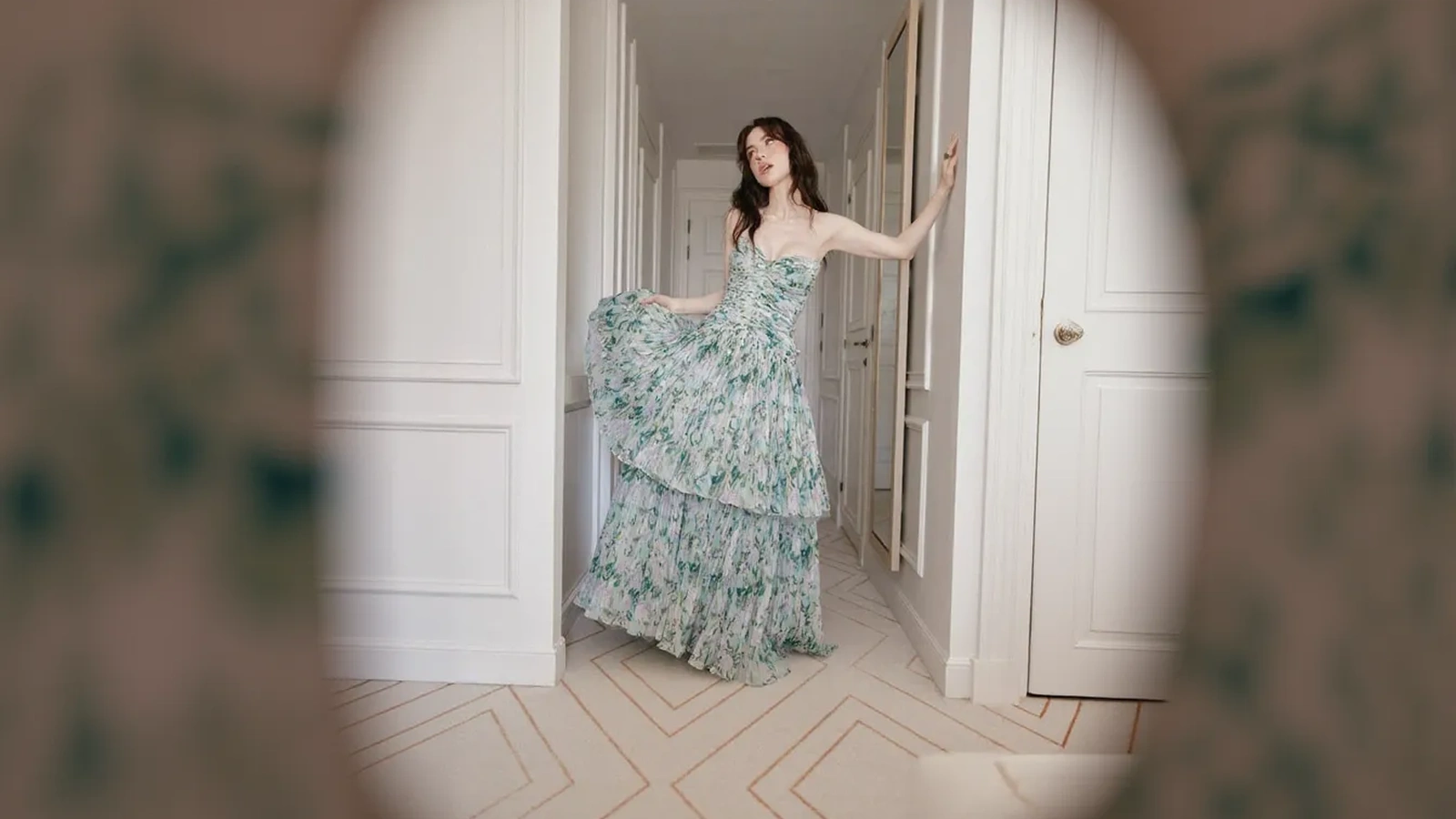 Özge Gürel Cannes Film Festivali kırmızı halıda elbisesiyle poz veriyor
