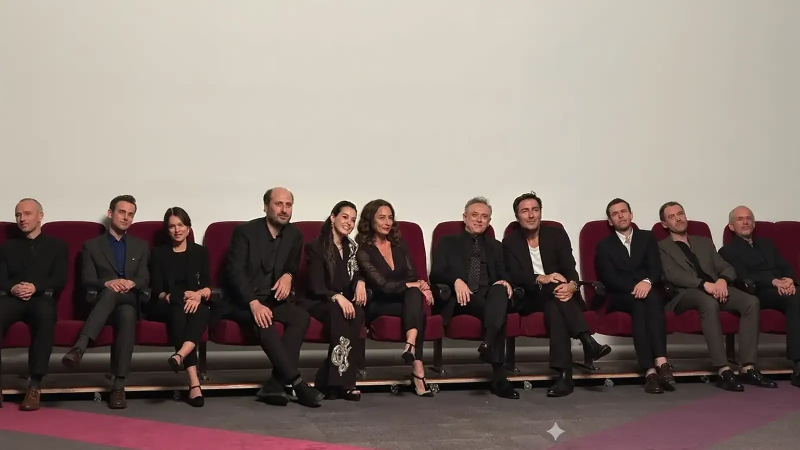 Özgü Namal ve Tansu Biçer törenden önce poz verirken.