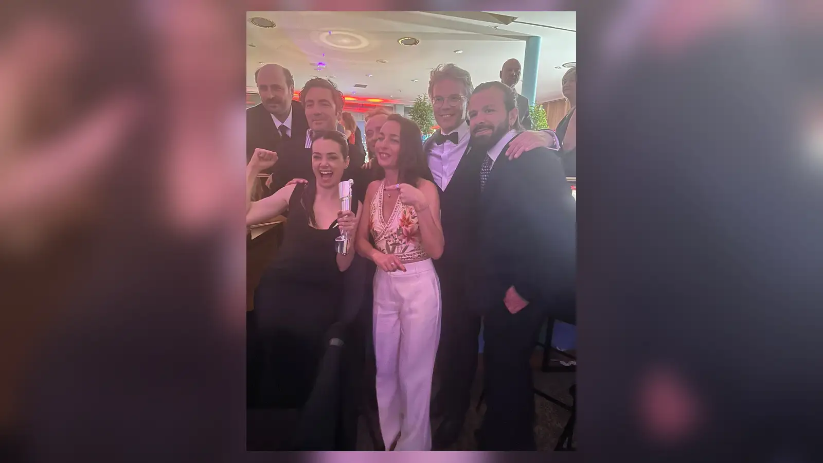 Özgü Namal ve Tansu Biçer, Sarı Zarflar filminden bir sahne