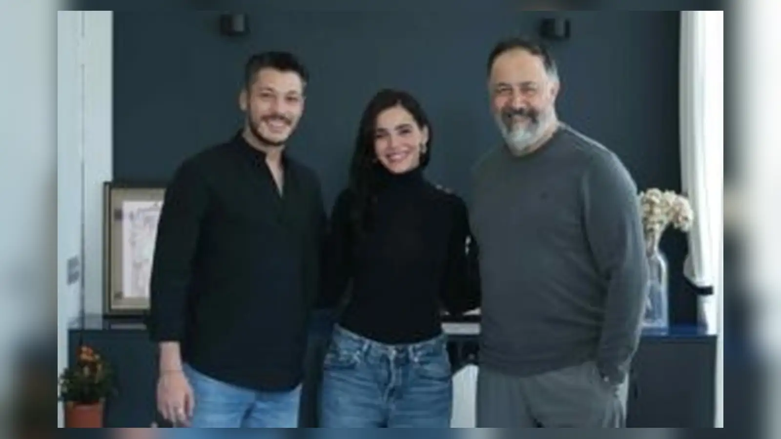 Kubilay Aka Mercan Köşk setinde sahne hazırlığında