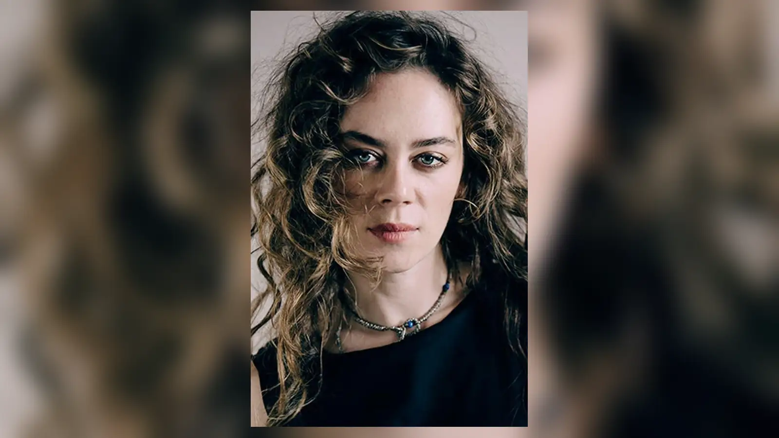 Demet Evgar '2 Aile Arasında' setinde Solmaz karakteriyle