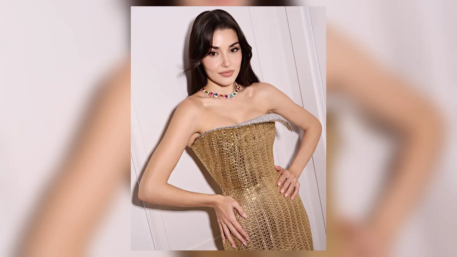 Hande Erçel, Paris'teki özel gecede takı markasının elçisi olarak sahnede.