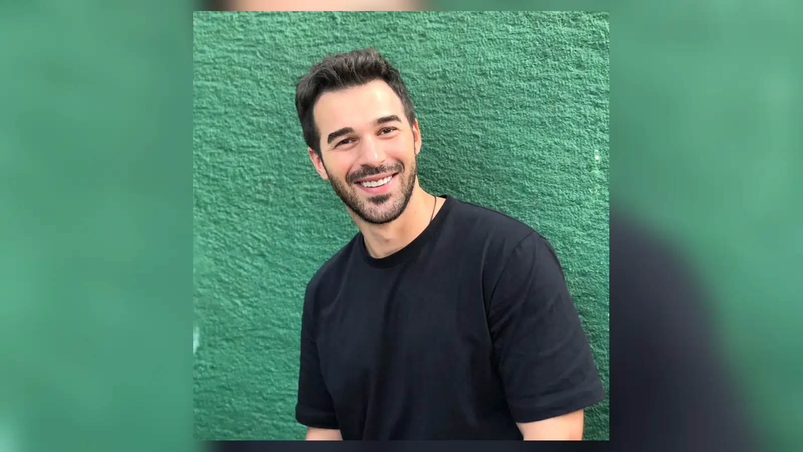 Hasan Kaçan dizi setinde yönetmenlik yaparken