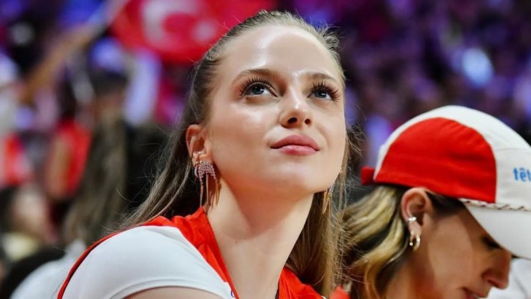 İpek Filiz Yazıcı Resmi