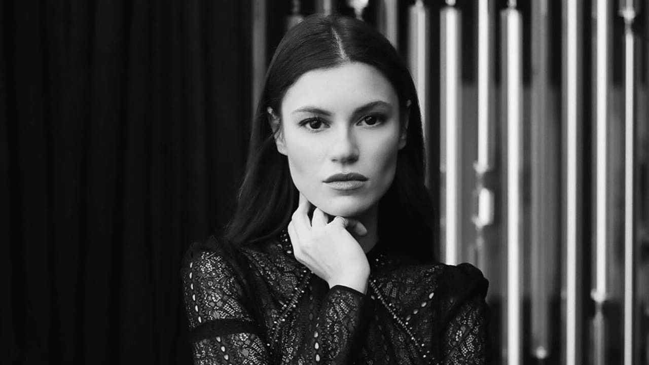 Yüsra Geyik Resmi