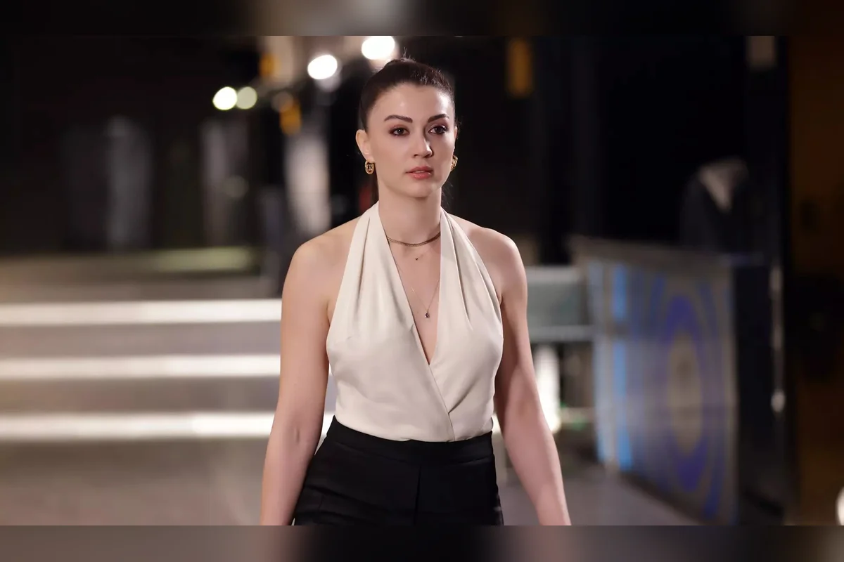 Burcu Özberk Kimdir? Son Kare Dizisi Sare Kaç Yaşında?